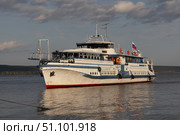 Теплоход ОМ на реке Волга на закате, лето. Редакционное фото, фотограф Илья Лернер / Фотобанк Лори
