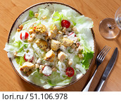 Variation of Caesar salad with chicken, lettuce mix and crackers. Стоковое фото, фотограф Яков Филимонов / Фотобанк Лори