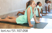 Preteen Children practicing yoga in Urdhva Mukha Shvanasana in the gym. Стоковое видео, видеограф Яков Филимонов / Фотобанк Лори