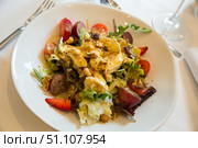 Salad with goat cheese, cherry tomatoes, arugula, nuts and raisins. Стоковое фото, фотограф Яков Филимонов / Фотобанк Лори