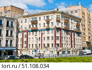 Улица Плющиха, 44/2 / 1-й Вражский переулок, 2/44. Солнечный весенний день. Москва. Россия. Редакционное фото, фотограф E. O. / Фотобанк Лори