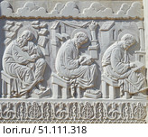 graceful beautiful historical bas-reliefs on the facade of the building (2022 год). Редакционное фото, фотограф Наталия Кирсанова / Фотобанк Лори