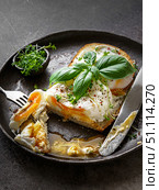 bruschetta with cottage cheese, poached egg and basil. Стоковое фото, фотограф Julia Lavleis / Фотобанк Лори