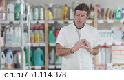 Man walks through household store, studies windows, looks at assortment of goods, looking for something. Стоковое видео, видеограф Яков Филимонов / Фотобанк Лори