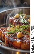 Close up of steak searing in stainless steel frying pan, fresh rosemary and thyme sprigs, whole garlic cloves. Стоковое AI-видео, аниматор Татьяна  Бральнина / Фотобанк Лори