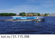 Теплоход на подводных крыльях "Метеор-184" в водоизмещающем режиме. Санкт-Петербург, река Большая Нева (2021 год). Редакционное фото, фотограф Алексей Иванов / Фотобанк Лори