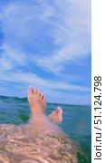 Relaxing Female Legs in Tropical Waves. Стоковое видео, видеограф Ольга Хорошунова / Фотобанк Лори