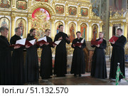 Мужской хор поёт в православном храме, праздник (2006 год). Редакционное фото, фотограф Мария Сергеева / Фотобанк Лори