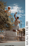 Basketball player makes impressive slam dunk in outdoor court on sunny afternoon. Стоковое AI-видео, аниматор Сергей Толмачёв / Фотобанк Лори