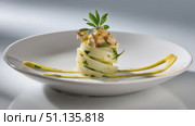 Hearts of palm salad featuring herbal garnish, crisp croutons, white plate backdrop with delicate sauce drizzling across fresh ingredients. Стоковое AI-видео, аниматор Юрий Поздников / Фотобанк Лори