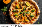 Bright vegan pizza with vegetables close-up. Стоковое AI-изображение, AI-художник Анна Никонорова / Фотобанк Лори