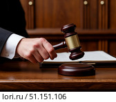 Рука судьи с судейским молотком перед вынесением вердикта. Стоковое AI-изображение, AI-художник Руслан Лесков / Фотобанк Лори