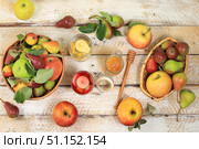 Apple-pear cider with honey, juice. Diet and weight loss concept, jewish new year Rosh Hashanah background. Apples help cleanse the body and reduce weight. Healthy eating, body detoxification. Стоковое фото, фотограф Светлана Балынь / Фотобанк Лори