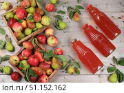 Apple and pear cider, juice, fruit drink and ingredients on a sunny table, home canning. The concept of diet and weight loss. Apples help cleanse the body. Healthy eating, selective focus. Стоковое фото, фотограф Светлана Балынь / Фотобанк Лори