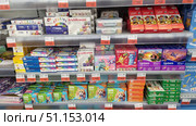 Store shelves with a large selection of gouache paints. The display case features sets from different manufacturers: Luch, Erich Krause, Gamma and others. The packaging is made in different styles - classic white design, bright boxes with cartoon characters, colorful illustrations with animals and landscapes. The number of colors varies from 6 to 15, there are sets in jars and boxes, including gift and creative options. The photo clearly shows neatly laid out products placed on metal shelves with price tags and discount promotions. This photo is suitable for illustrating the range of stationery stores, online catalogs of art supplies, drawing materials and educational projects. Редакционное фото, фотограф Анна Кривицкая / Фотобанк Лори