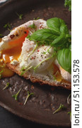 making bruschetta with cream cheese and poached egg. Стоковое видео, видеограф Julia Lavleis / Фотобанк Лори