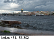 Брызги Невы на фоне Благовещенского моста и панорамы Санкт-Петербурга. Стоковое фото, фотограф Ольга Визави / Фотобанк Лори