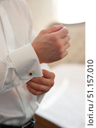 Men's hands correct shirt with cufflinks. Стоковое фото, фотограф Наталия Кирсанова / Фотобанк Лори