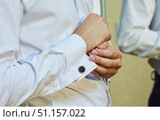 Men's hands correct shirt with cufflinks. Стоковое фото, фотограф Наталия Кирсанова / Фотобанк Лори