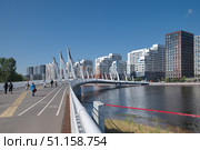 Велопешеходный мост через старое русло Москвы-реки в Нагатинском затоне. Москва, Россия. Стоковое фото, фотограф Елена Коромыслова / Фотобанк Лори