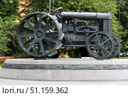 Санкт-Петербург. Памятник трактору "Фордзон-Путиловец". Редакционное фото, фотограф Александр Тарасенков / Фотобанк Лори