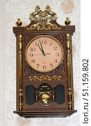 Настенные часы с маятником в классическом стиле (2007 год). Редакционное фото, фотограф Мария Сергеева / Фотобанк Лори