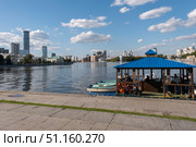 Skyscrapers on the Iset river embankment in Yekaterinburg, Russia (2023 год). Редакционное фото, фотограф VittoriaChe / Фотобанк Лори