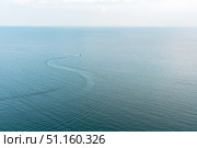 Лодка оставляет след на воде. Морская прогулка на катере. Стоковое фото, фотограф Екатерина Якименко / Фотобанк Лори