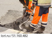 worker uses jackhammer to break road asphalt. Стоковое фото, фотограф Андрей Митин / Фотобанк Лори