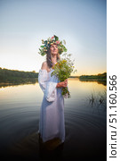 Celebrating Ivan Kupala with fortune telling by the river at sunset. Стоковое фото, фотограф Кривошеина Елена Леонидовна / Фотобанк Лори