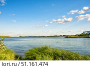 Тропа среди высокой травы к кромке берега реки. Стоковое фото, фотограф Илья Старков / Фотобанк Лори