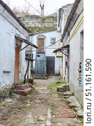 A dreary residential courtyard in the old center of a European city. Life in a dilapidated house. Стоковое фото, фотограф Наталия Кирсанова / Фотобанк Лори