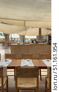 A beautiful and ornate Arabic-style dining room filled with food, an Arabian night if tar, dinner party concept Outdoor dining experience under warm, golden light.  Arabic-style lanterns and string lights illuminate a wooden table laden with various dishes. Стоковое видео, видеограф Zita Khasanova / Фотобанк Лори