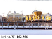 Каток на ВДНХ, сезон 2020-2021. В кадре павильоны Молдавия, Казахстан,  фонтан "Дружба народов" Редакционное фото, фотограф Татьяна Васильева / Фотобанк Лори