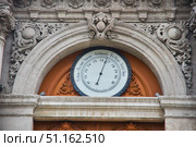 ISTANBUL, TURKEY - NOVEMBER 23, 2021: Clock tower at the entrance to the Dolmabahce Palace. Close-up of the clock. Редакционное фото, фотограф Наталия Кирсанова / Фотобанк Лори