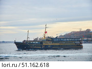 ISTANBUL, TURKEY - NOVEMBER 23, 2021: The Bosphorus Strait. Pleasure boat at sunset. Редакционное фото, фотограф Наталия Кирсанова / Фотобанк Лори