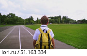A first-grader boy goes to school with a backpack. Стоковое видео, видеограф Igor Skripachev / Фотобанк Лори