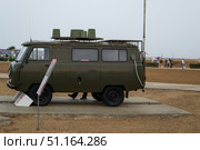 Военный семейства автомобиль УАЗ-452 с Российским комплексом радиоэлектронной борьбы (РЭБ) РП-377ЛА "Лорандит". Волгоградская область, Средняя Ахтуба, Россия (2020 год). Редакционное фото, фотограф Андрей Цыганков / Фотобанк Лори