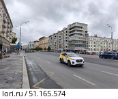 Улица Земляной Вал в Москве. Такси. Редакционное фото, фотограф Мария Сергеева / Фотобанк Лори