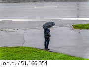 Мужчина с зонтом под дождём. Стоковое фото, фотограф Валерий Иванович Клейменов / Фотобанк Лори