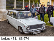 Ретро-автомобиль ВАЗ-2102  с низкой посадкой на фестивале "АвтоЭкзотика 2025" в усадьбе Гребнево. Редакционное фото, фотограф Владимир Шипикин / Фотобанк Лори