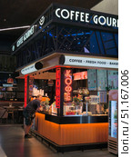 Кофейня Coffee Gourmet в аэропорту Шереметьево. Чашка кофе перед полетом. Редакционное фото, фотограф Мария Сергеева / Фотобанк Лори