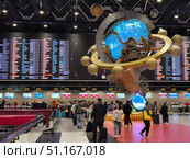 Терминал C аэропорта Шереметьево, стойки регистрации и арт-объект  интерактивный "Глобус" Редакционное фото, фотограф Мария Сергеева / Фотобанк Лори