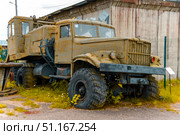 An old truck with a rusted body stands in a field overgrown with grass. Belarus. Minsk. 10.08.25. Редакционное фото, фотограф Ярославский Максим / Фотобанк Лори