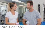 Young athletic couple discussing their workout routine, holding protein shakers, inside a modern gym, showcasing health, fitness, and active lifestyles. Стоковое AI-видео, аниматор Юрий Поздников / Фотобанк Лори