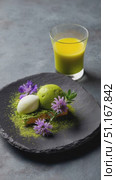 Refined matcha gelato nestled on slate, adorned with white cream, lavender blossoms, golden sauce, revealing gourmet dessert craftsmanship. Стоковое AI-видео, аниматор Юрий Поздников / Фотобанк Лори