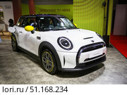 Mini Cooper SE. Редакционное фото, фотограф Art Konovalov / Фотобанк Лори