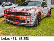 Dodge Challenger с аэрографией в виде кровавых пятен на фестивале ""АвтоЭкзотика 2025" в усадьбе Гребнево летом. Редакционное фото, фотограф Владимир Шипикин / Фотобанк Лори