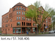 Algonquin Building was built in 1892-1893 for James Pardue, and designed by architect Gifford Slocum with Richardson Romanesque style. Saratoga Springs, New York (2015 год). Редакционное фото, фотограф Валерия Попова / Фотобанк Лори