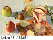 Apple and pear cider, juice or fruit drink in a glass on a sunny table. The concept of diet and weight loss. Apples help cleanse the body and reduce weight. Healthy food, body detox. Стоковое фото, фотограф Светлана Балынь / Фотобанк Лори